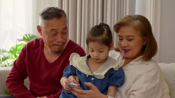 집에서 즐거운 시간을 보내는 부모가 아이들 집에서 거실에서 소파에 사람들에게 — 비디오