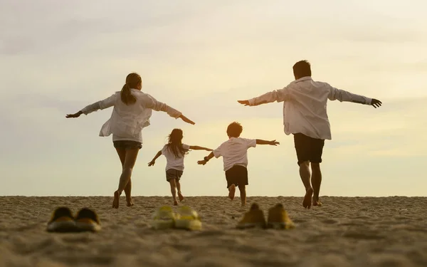 Happy Family Vader Moeder Dochter Zoon Brengen Vakantie Samen Het — Stockfoto