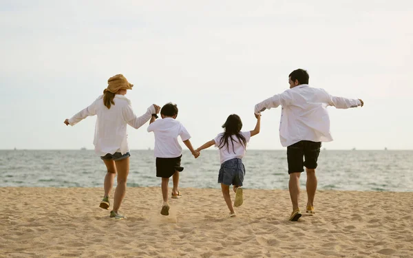 Familia Feliz Padre Madre Hija Hijo Pasar Tiempo Vacaciones Juntos —  Fotos de Stock