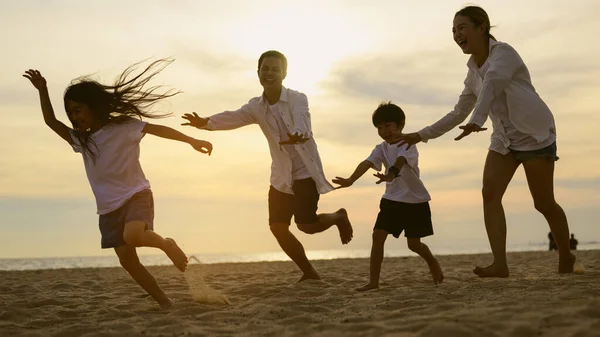 Mutlu Bir Aile Babası Anne Kız Oğlu Sahilde Birlikte Tatil — Stok fotoğraf