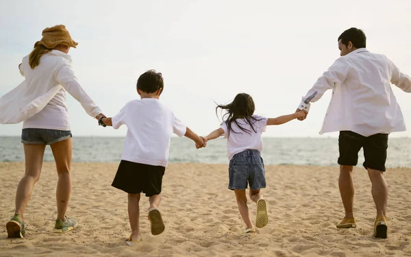 Happy Family Vader Moeder Dochter Zoon Brengen Vakantie Samen Het — Stockfoto