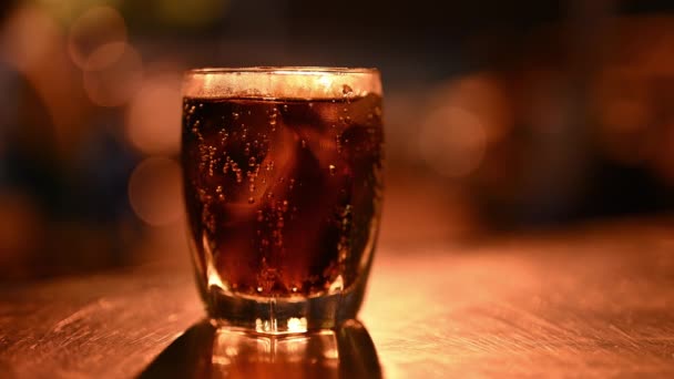 Vaso Con Bebida Fría Cubitos Hielo Mesa Coca Cola Esmerilada — Vídeos de Stock