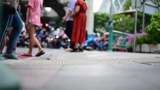 Nogi Stopy Zatłoczonych Ludzi Spacerujących Ulicą Mieście Stopy Ludzi Ulicy — Wideo stockowe