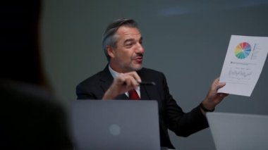 İş adamları ve iş kadınları konferans odasında bir araya geliyor, İdari ekip yeni projeye danışmanlık yapıyor, modern işletme şirketinde beyin fırtınası yapan insanlar, yönetim stratejisi...