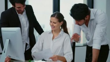 Takım çalışması yapan, beyin fırtınası yapan ve ofiste konuşan bir iş adamı, birlikte çalışan çalışanlar, ofis odasında birlikte çalışan evrak işleri yapan bir iş adamı.