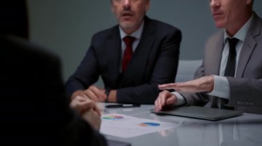 İş adamları ve iş kadınları konferans odasında bir araya geliyor, İdari ekip yeni projeye danışmanlık yapıyor, modern işletme şirketinde beyin fırtınası yapan insanlar, yönetim stratejisi...