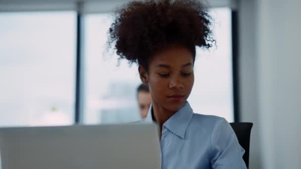 사무실에서 노트북 컴퓨터로 일하는 사업가 직원들 일하는 직원들 팀워크로 일하는 — 비디오