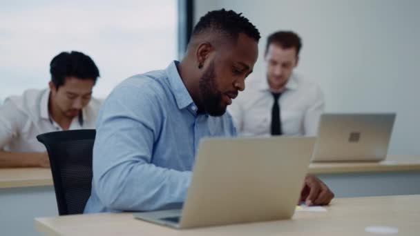 사무실에서 노트북 컴퓨터로 일하는 사업가 직원들 일하는 직원들 팀워크로 일하는 — 비디오