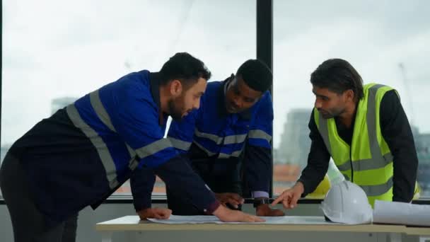 Професійна Команда Інженерів Будівельників Використовує План Мізків Працює Разом Будівництві — стокове відео