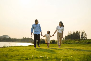 Aile gezisi gezisi, mutlu aile baba ve çocuklar parkta piknik, mutlu yaşam tarzı olan aile. 