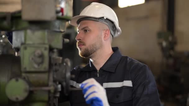 Manlig Mekanisk Ingenjör Reparera Motor Maskin Vid Reparation Verkstad Fabrik — Stockvideo