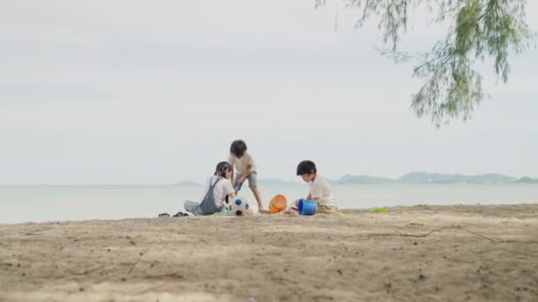 Szczęśliwe Dzieci Bawiące Się Razem Piaskiem Piaszczystej Plaży Plaża Dla — Wideo stockowe