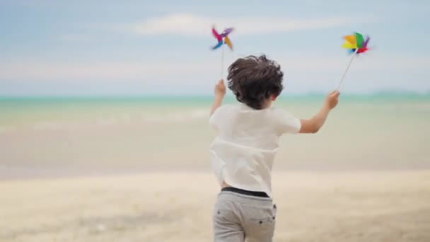 快乐的孩子在沙滩上玩耍和奔跑 快乐的孩子与家人一起在沙滩度假 快乐的人们在沙滩上玩耍 快乐的假期 快乐的旅行理念 — 图库视频影像