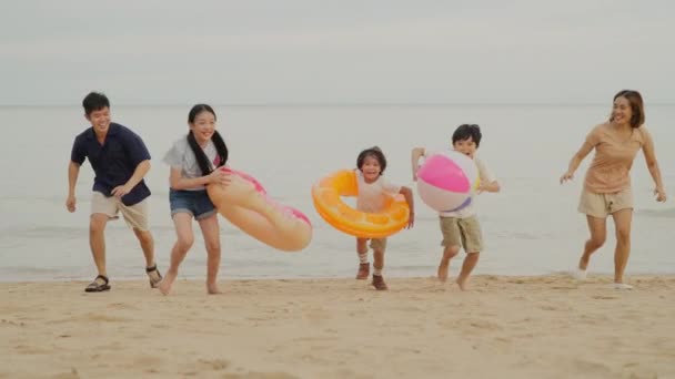 快乐的亚洲家庭度假海滩 快乐的家庭父亲 母亲和孩子一起在海滩玩耍 快乐的海滩 假期和旅游理念 — 图库视频影像