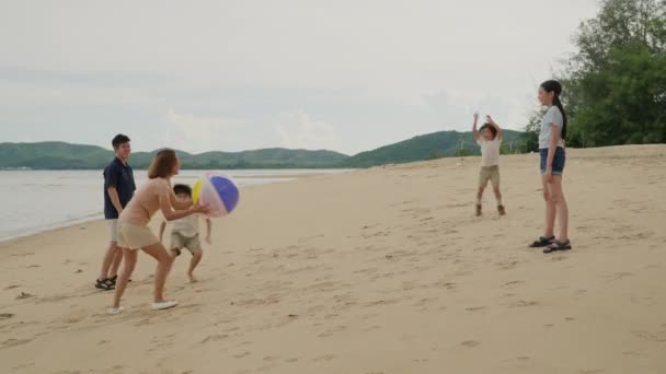Ευτυχισμένο Ασιατικό Οικογενειακό Ταξίδι Παραλία Στις Διακοπές Ευτυχισμένο Οικογενειακό Πατέρα — Αρχείο Βίντεο