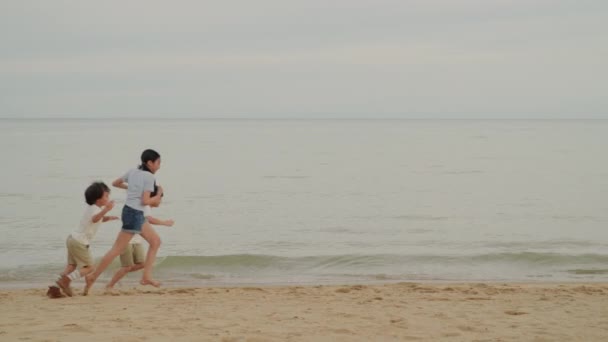 快乐的亚洲家庭度假海滩 快乐的家庭父亲 母亲和孩子一起在海滩玩耍 快乐的海滩 假期和旅游理念 — 图库视频影像