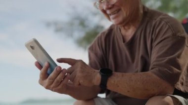 Mutlu Asyalı aile tatilleri, mutlu çok nesilli aile tatilleri, kumsalda, tatilde ve seyahat konseptinde eğlenen insanlar.