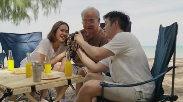Happy Big Asian Family Travel Beach Holiday Holiday Happy Multi — Stock video