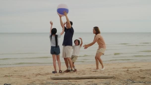 快乐的亚洲家庭度假海滩 快乐的家庭父亲 母亲和孩子一起玩球 快乐的海滩 假期和旅游理念 — 图库视频影像