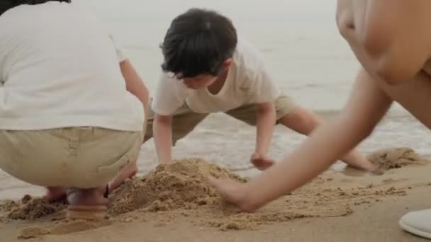 Glückliche Asiatische Familien Reisen Strand Urlaub Glückliche Familienväter Mutter Und — Stockvideo