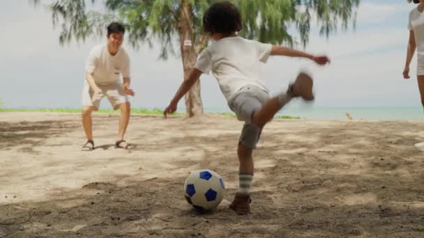 快乐的亚洲家庭度假海滩 快乐的家庭父亲 母亲和孩子一起踢足球 快乐的海滩 假期和旅游理念 — 图库视频影像