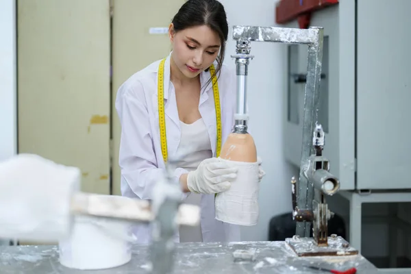 Technicien Prothèse Sculptant Plâtre Coulé Pour Prise Usine Production Prothèses — Photo