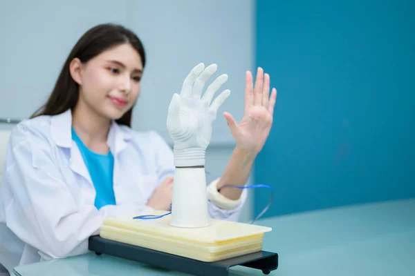 Profesjonalny Technik Sprawdzający Kontrolujący Sztuczną Protezę Dłoni Pracujących Laboratorium Specjalista — Zdjęcie stockowe