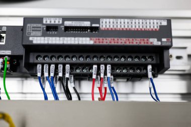 Elektrik kontrol kabinindeki elektrik devresi, Terminal güç kablosu ve endüstriyel fabrika, teknoloji ve yenilik kavramının makine ve ekipmanlarını kontrol etmek için kullanılan kontrollü ekipman