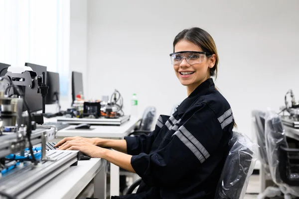 Porträtt Professionell Kvinnlig Ingenjör Tekniker Som Arbetar Med Robotunderhåll Fabriken — Stockfoto