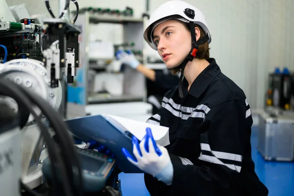 Professionell Kvinnlig Ingenjör Med Robotmaskin Elektronisk Teknik Fabrik Expertis Tekniker — Stockfoto