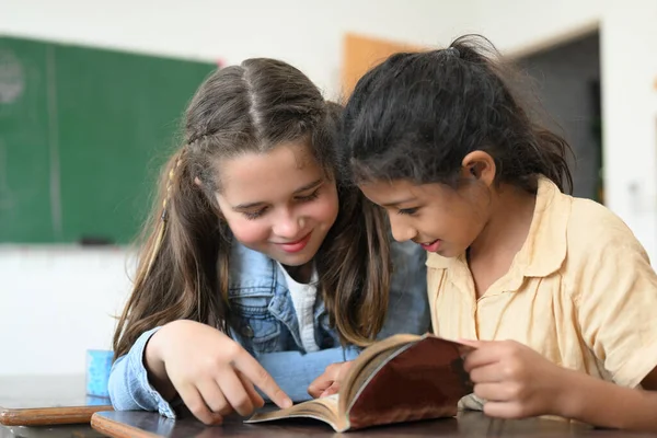 Vidám Diákok Olvasni Könyvet Íróasztal Osztályteremben Általános Iskolában Diákok Tanulás — Stock Fotó