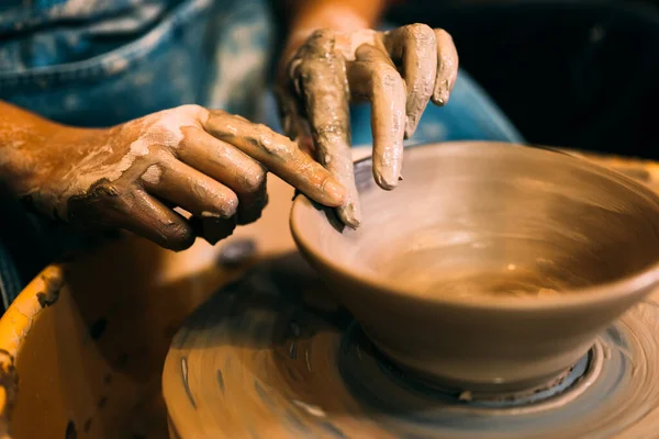 车间制陶轮圈上的粘土专业工匠制陶壶 传统工艺 陶瓷创作与艺术 湿粘土装饰与造型工艺 — 图库照片