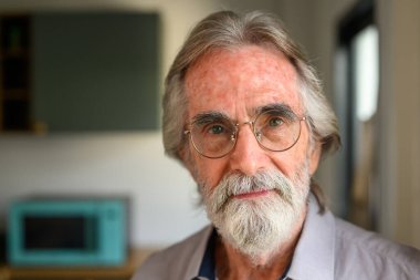 Emeklilik portresi evde dinlenen ve dinlenen yaşlı adam, evde mutlu emekliler.