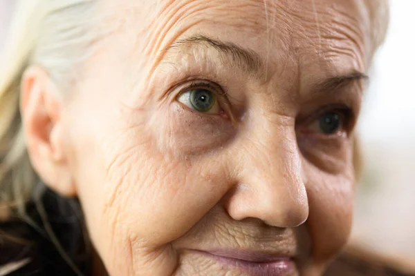 Usmívající Portrét Šťastné Seniorky Usměvavé Sedící Doma Pohovce Šťastní Důchodci — Stock fotografie