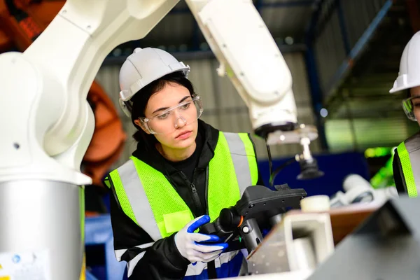 Ipari Mérnökök Ellenőrzése Ellenőrzése Gép Gyárban Boldog Női Karbantartási Dolgozók — Stock Fotó