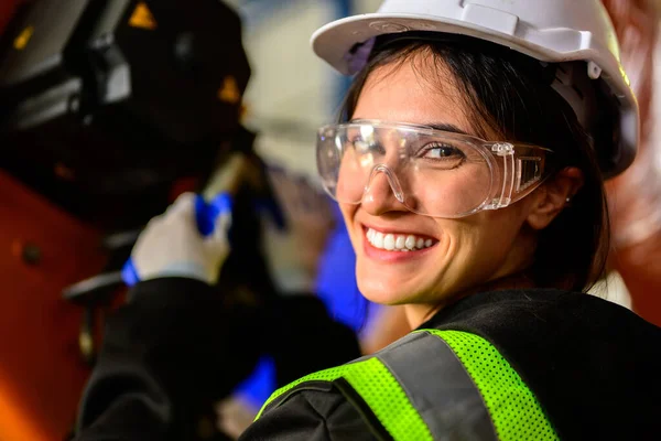 Boldog Női Karbantartó Mérnök Dolgozó Dolgozó Gép Robotkarok Ipari Gyárban — Stock Fotó