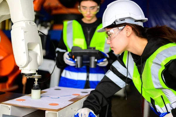 Boldog Női Karbantartók Akik Robotfegyverekkel Dolgoznak Ipari Üzemben Gépészmérnökök Gép — Stock Fotó