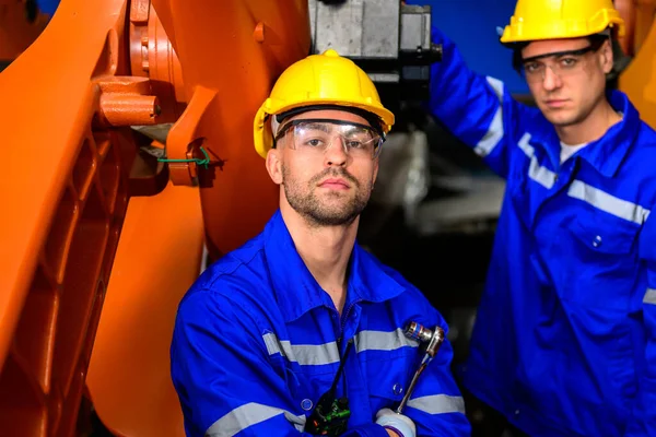 공장에서 가지고 일하는 직업적 기술자의 기술자는 산업용 안전성을 — 스톡 사진