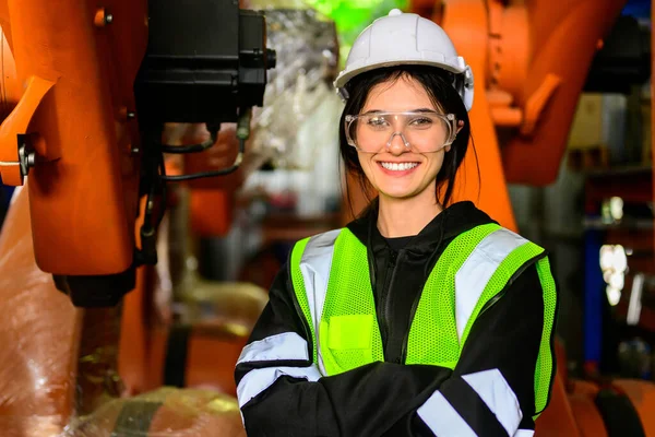 Portré Boldog Női Karbantartó Mérnök Dolgozó Dolgozó Gép Robotkarok Ipari — Stock Fotó