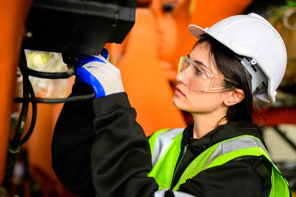 Boldog Női Karbantartó Mérnök Dolgozó Dolgozó Gép Robotkarok Ipari Gyárban — Stock Fotó