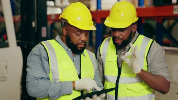 Travailleurs Entrepôt Conduisant Chariot Élévateur Fourche Opérant Des Boîtes Carton — Video