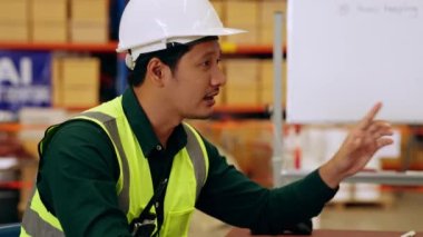 Depo çalışanları üretim deposunu kontrol ediyor ve çalışıyor, depolamada takım çalışması olan endüstri mühendisleri, endüstriyel fabrika konsepti.