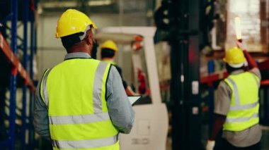 Depo çalışanları forklift kullanıyor, karton kutular kullanıyor, fabrikada çalışan insanlar, perakende mağazasındaki raflar, depodaki kutuları kontrol eden işçiler,