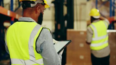 Depo çalışanları forklift kullanıyor, karton kutular kullanıyor, fabrikada çalışan insanlar, perakende mağazasındaki raflar, depodaki kutuları kontrol eden işçiler,