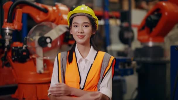 Självsäker Kvinnlig Ingenjör Korsar Armar Ler Mot Kameran Industriingenjör Arbetare — Stockvideo