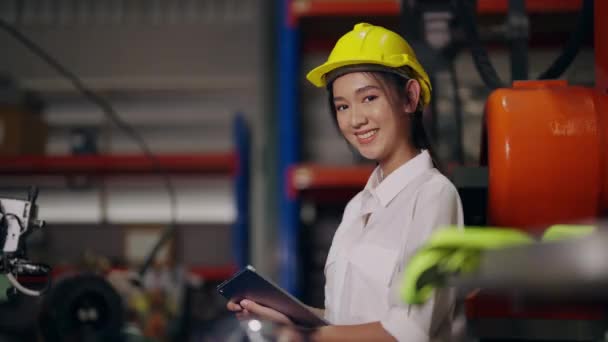 Счастливая Женщина Инженер Технолог Держит Планшет Работающий Заводе Промышленных Складов — стоковое видео