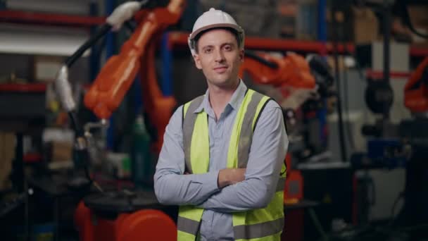 Leende Porträtt Smart Industriell Ingenjör Förman Med Armarna Korsade Arbetar — Stockvideo