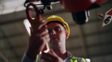 Endüstriyel üretim fabrikasında çalışan profesyonel mühendis, depoda kontrol ve onarım teknisyenleri, mühendislik konsepti