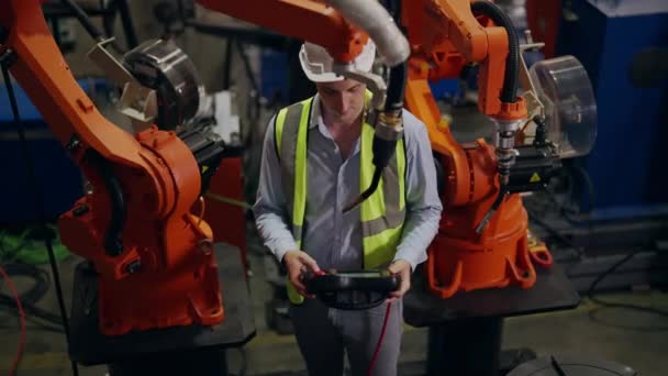 Industrieel Ingenieur Met Uniforme Veiligheidsbescherming Werkzaam Industriële Fabriek Technicus Controleren — Stockvideo