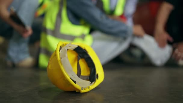 仓库工作人员在工厂发生事故 年轻的工业工人在仓库工作时受伤 腿受伤 仓库小组帮助急救 工厂事故 — 图库视频影像